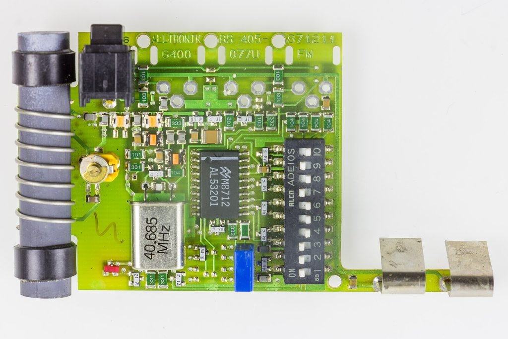 Electronic transmitter board used in motor-driven gate system  