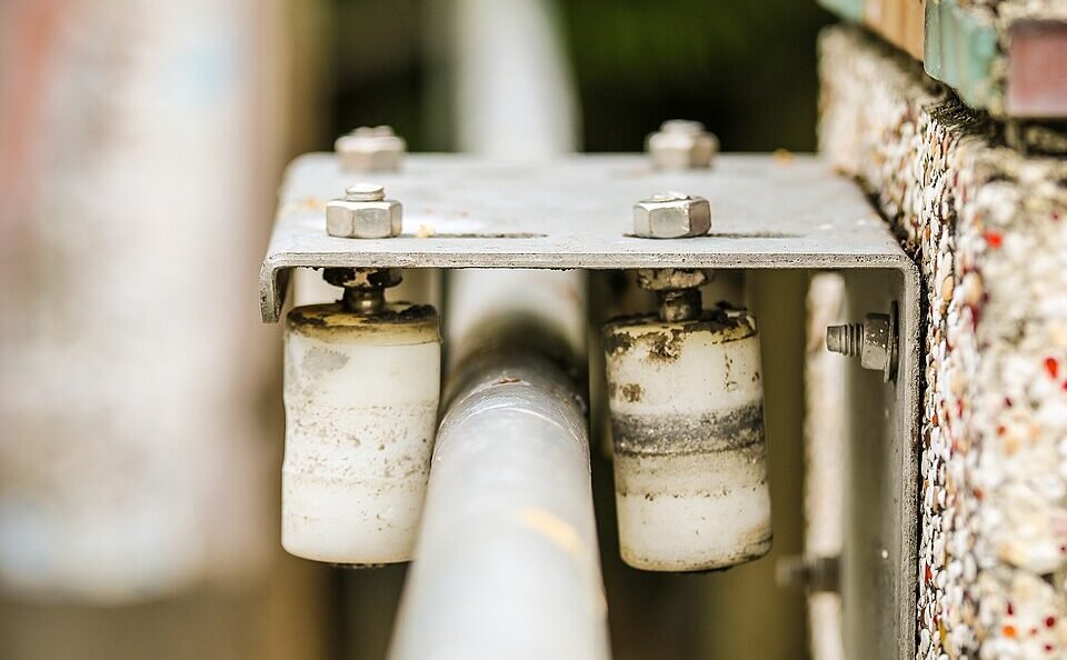 Roller wheels supporting a sliding gate  